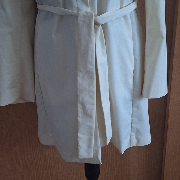Banana Republic Cream Trench Coat Size Medium - Picture 3 of 13